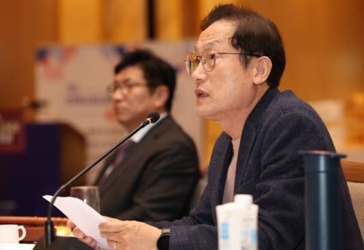 'AI 교사' 등장…초·중학교 영어 수업에 '로봇 교사' 시범투입
